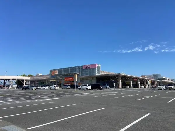 イオンタウン天理までは徒歩８分の立地です。毎日のお買い物もしていただきやすい距離となっております。