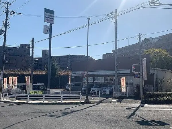 ファミリーマート＋エムズドラッグ学園大和店まで徒歩２分。毎日のお買い物もしていただきやすい距離です。