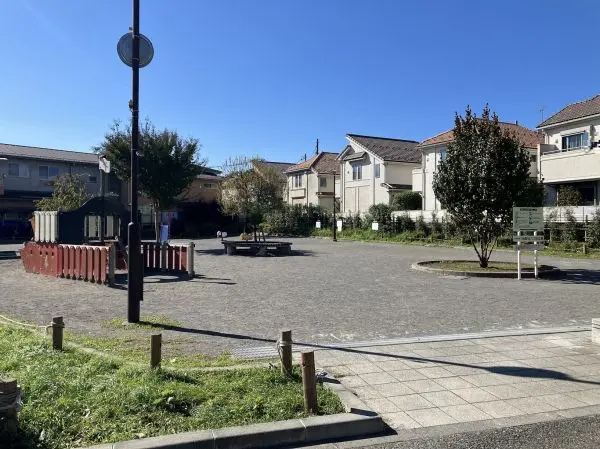 徒歩1分。遊具が設置された公園です。徒歩1分の距離にあるため、小さなお子様とも気軽に利用できます。