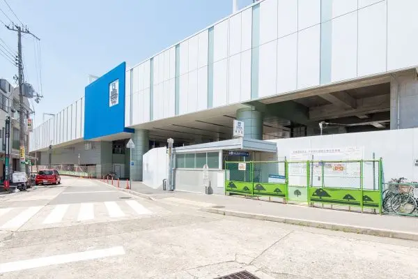 阪神青木駅までは徒歩１１分です。３駅３路線利用できるので、通勤通学もしやすいです！