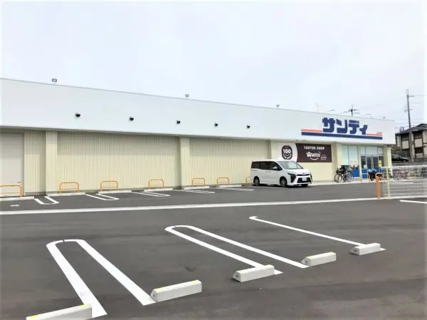 営業時間10:00～19:30。駐車場53台。平面駐車場があり、お車でのお買い物に快適。