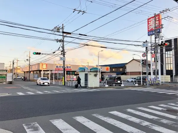 スーパー・ドラッグストアが近く、生活しやすい環境です。