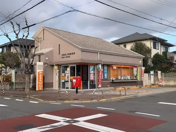 生駒北大和郵便局までは徒歩8分の立地です。自転車のほか、お車でのアクセスも可能となっております。
