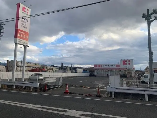 ココカラファイン坊城店まで徒歩３分となっております。毎日のお買い物もしていただきやすい距離です。