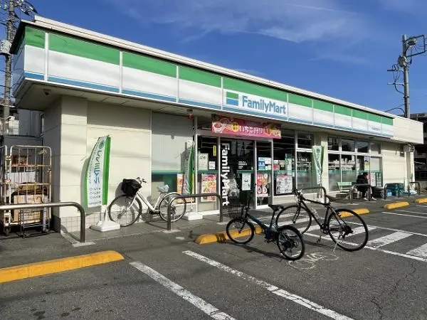 徒歩5分。24時間営業です。駐車場が設けられているため、車でも立ち寄りやすいです。