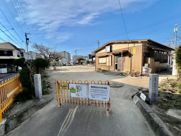 徒歩2分。ブランコ・鉄棒などの遊具が設置された公園です。