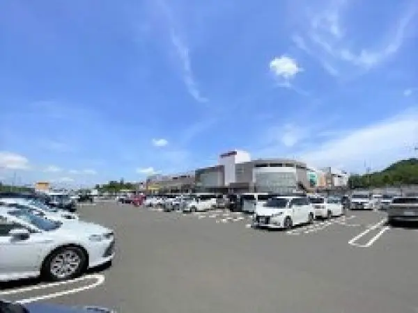 営業時間　食品売場8時～22時
専門店街などの営業時間は異なります。