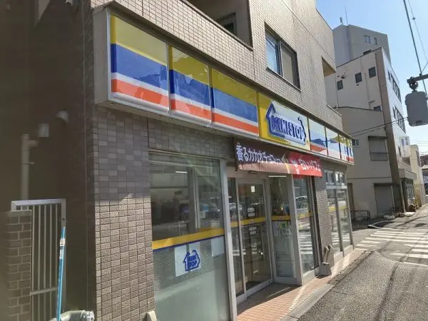 徒歩3分。24時間営業。お酒やタバコ、手作りおにぎり、お弁当などが販売されています。