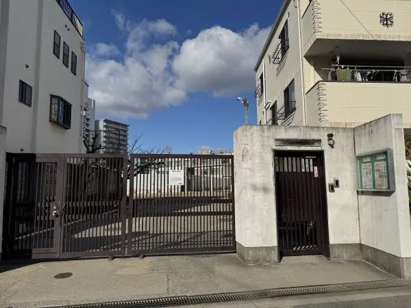 2024年に学校情報化優良校に認定された小学校です。校訓は-明るく 正しく 強い子に-