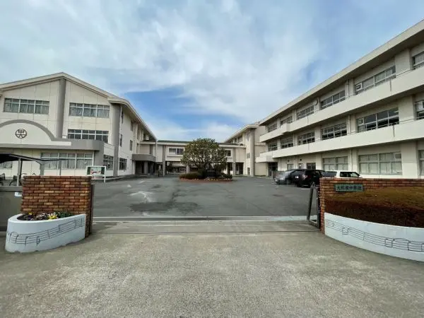 徒歩17分。学校教育目標は「自ら学ぶ生徒」「心豊かな生徒」「たくましい生徒」 です。
