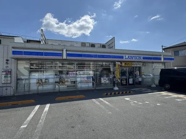徒歩6分。24時間営業のコンビニ。駐車場があり、お車でお出かけの際に立ち寄ることができます。