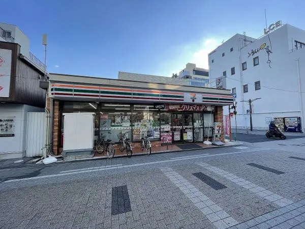 セブンイレブン近鉄大和八木駅南口店まで徒歩１１分。徒歩でも十分にアクセスしていただける距離です。
