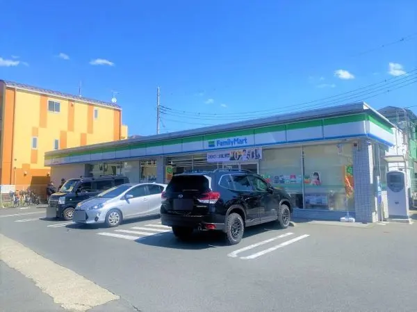徒歩9分。24時間営業のコンビニエンスストアです。駐車場があるため、利用しやすいです。
