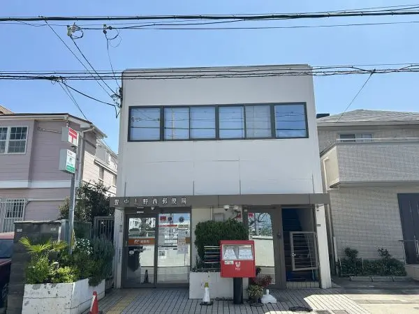 郵便・貯金・保険の窓口とATMが設置された支店です。駐車場1台分あり。