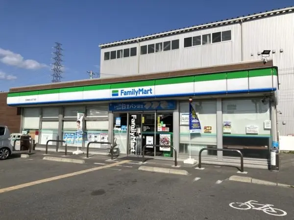 ファミリーマート摂津鳥飼上四丁目店：徒歩8分（約540m）