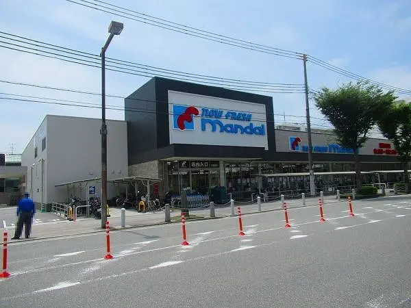 徒歩7分。営業時間は9:00～22:00。生鮮食品や日用品が購入できるスーパーです。