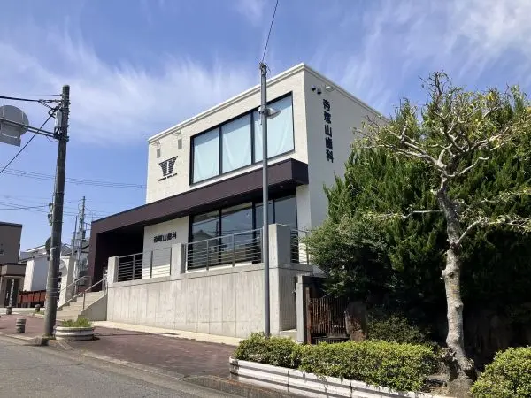 帝塚山歯科まで徒歩６分です。徒歩でも、駐車場があるため、お車でのアクセスも可能となっております。