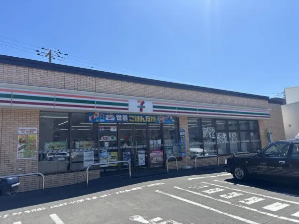 セブンイレブン札幌真駒内幸町店まで徒歩4分！