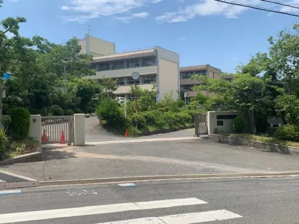 俵口小学校まで徒歩１５分です。毎日のお子さまの通学も、元気に通っていただける距離となっております。