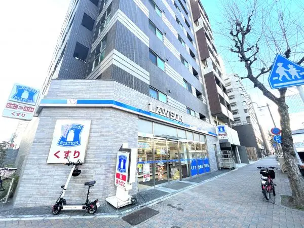 本物件まで徒歩約2分。24時間営業のため、時間を問わずに利用できます。荷物発送の際にも重宝しそうです