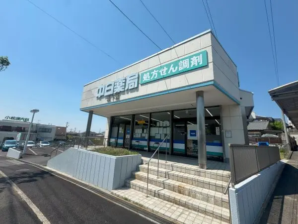 徒歩4分。駐車場があります。
