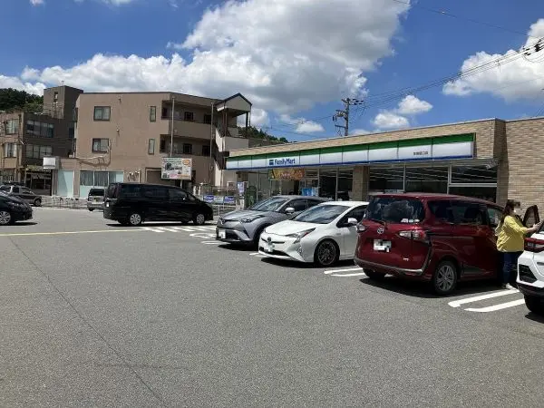 ファミリーマート生駒俵口店まで徒歩７分です。徒歩でも十分アクセスしていただける距離となっております。