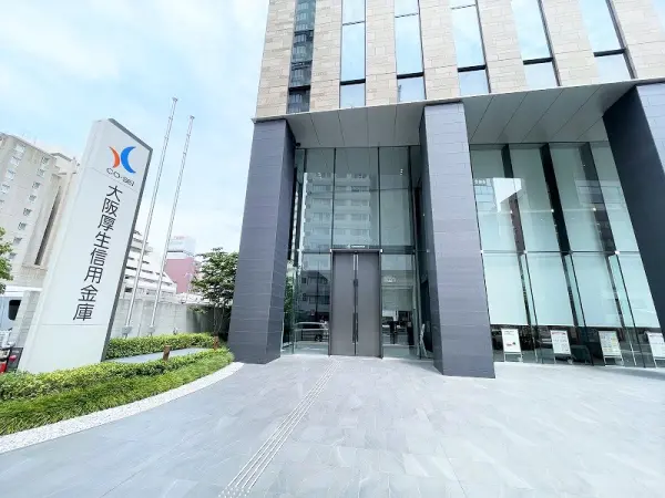大阪厚生信用金庫本店営業所まで徒歩3分です。
徒歩3分圏内に郵便局等もある立地となっております。