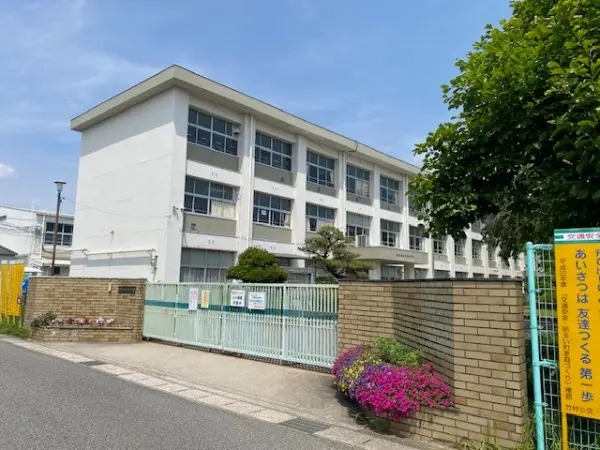 通学の小学校です。