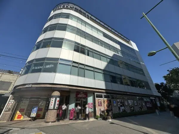 スーパーや衣料品店、雑貨店、飲食店、クリニックなどが入る商業施設です。