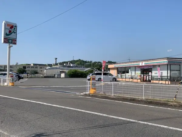 セブンイレブン奈良秋篠町店まで徒歩6分です。
徒歩でもアクセスしていただきやすい距離です。