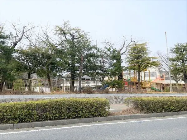 登美ケ丘カトリック幼稚園まで徒歩５分。毎日のお子様の送迎もしていただきやすい距離となっております。