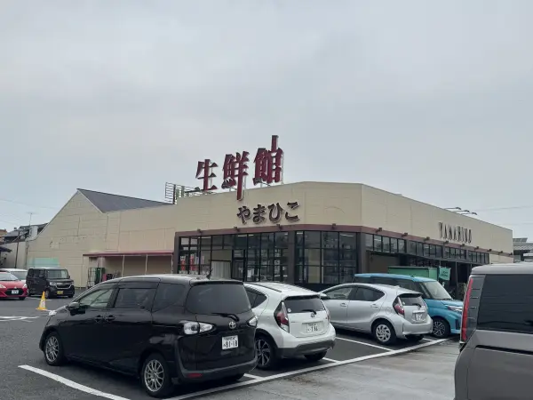 徒歩11分。営業時間9:00～24:00。豊富な品揃えで日々の食卓を支えてくれます。
