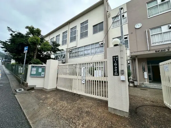 上野中学校までは徒歩約４分です。毎日のお子様の通学もしていただきやすい距離となっております。