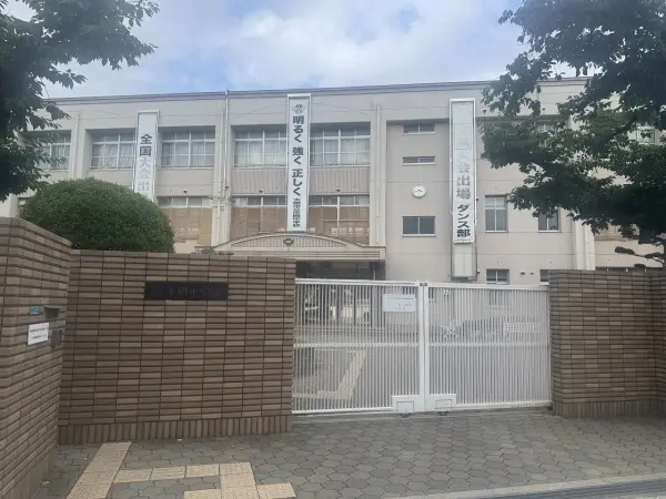徒歩8分。委員会活動などで帰りが遅い日も、帰宅しやすい距離です。