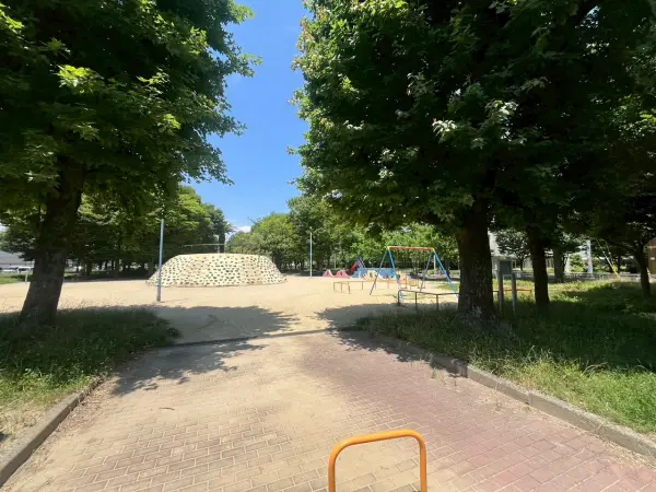 徒歩3分。利用しやすい距離にある公園です。