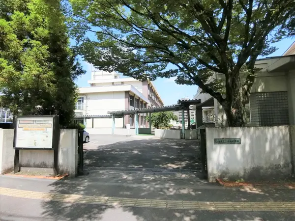 学校教育目標
～未来に向かって生き生きと心豊かにたくましくしなやかに生きる生徒の育成～