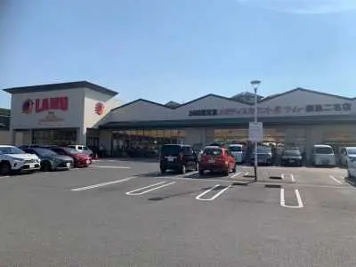 ラ・ムー奈良二名店まで徒歩9分です。駐車場があるため、お車でのアクセスも可能となっております。