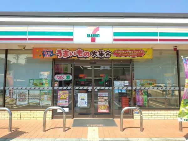 徒歩4分。酒類・たばこ・揚げ物惣菜などの取り扱いがあります。