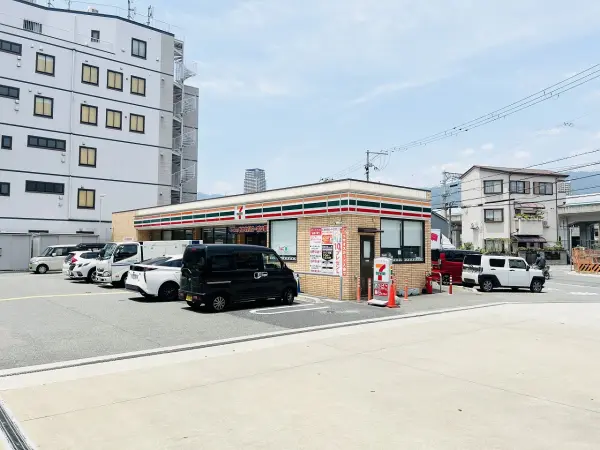 セブンイレブン神戸住吉南町3丁目店までは徒歩約５分です。毎日のお買い物もしていただきやすい距離です。
