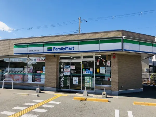 ファミリーマート 宝塚ほしのそう店まで徒歩7分(約500ｍ)