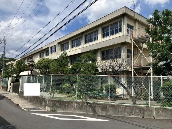 白鳥小学校まで徒歩約4分