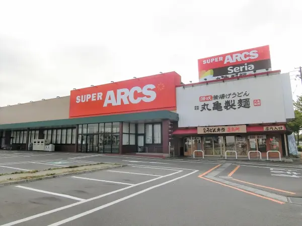 ディスカウントスーパーを中心に、生花店や書籍販売などが並ぶ