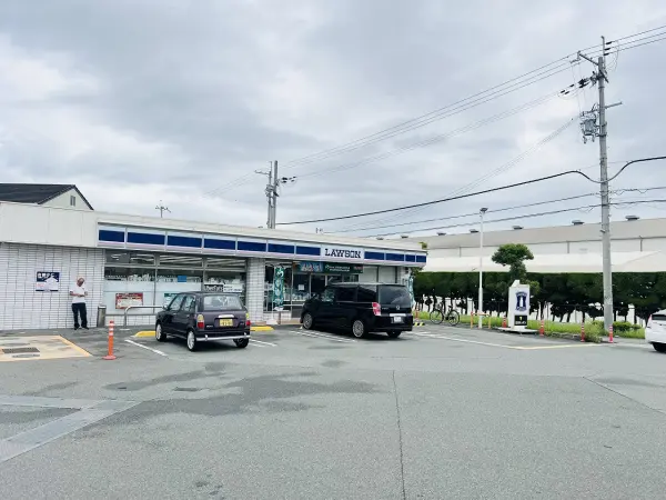 ローソン加古川平岡町中野店までは徒歩約２５分です。自転車のほか、お車でのアクセスも可能です。