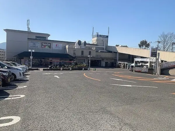 イズミヤ学園前店まで徒歩9分です。駐車場があるため、お車でのアクセスも可能となっております。