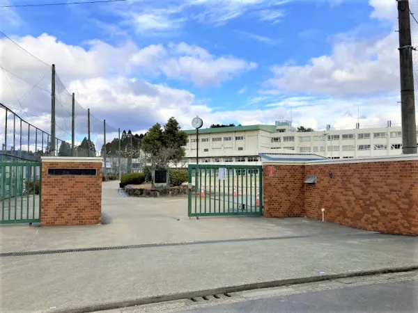 川西市立緑台中学校まで徒歩5分(約400ｍ)