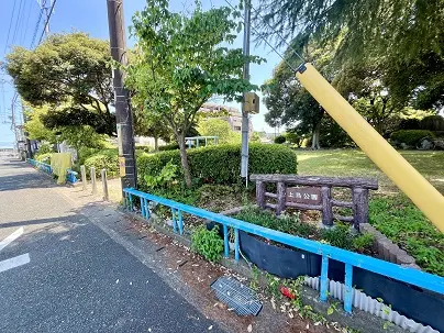 対象物件西側に隣接しています。
緑の多い公園です。