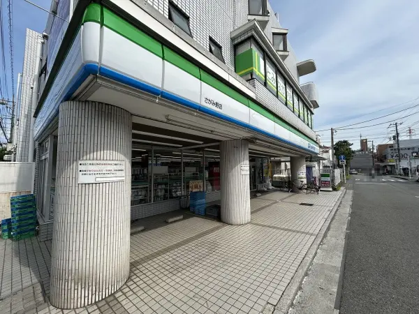 コンビニエンスストアです。徒歩１４分。