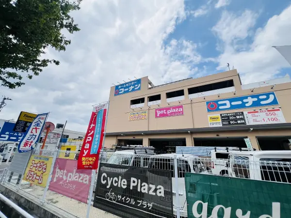 コーナン本山店までは徒歩約４分です。徒歩でも十分アクセスしていただける距離となっております。