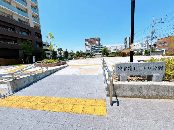徒歩2分／夏場には噴水の水が出るので小さいお子様を涼しく遊ばせる事ができます。