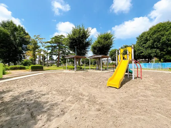 徒歩2分／小さいお子様でも遊ばせやすい背の低いタイプの滑り台あり